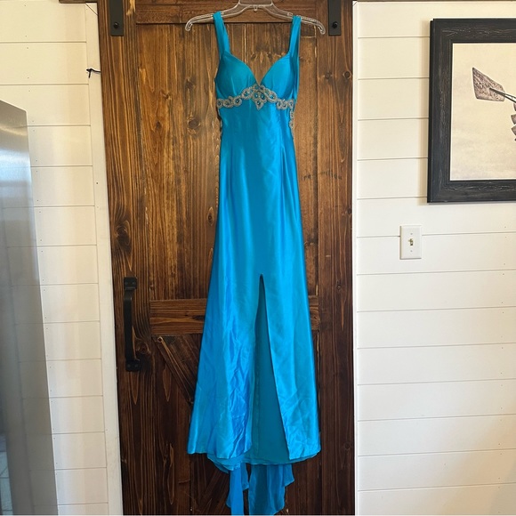 Dresses & Skirts - Gorgeous silk blue prom dress